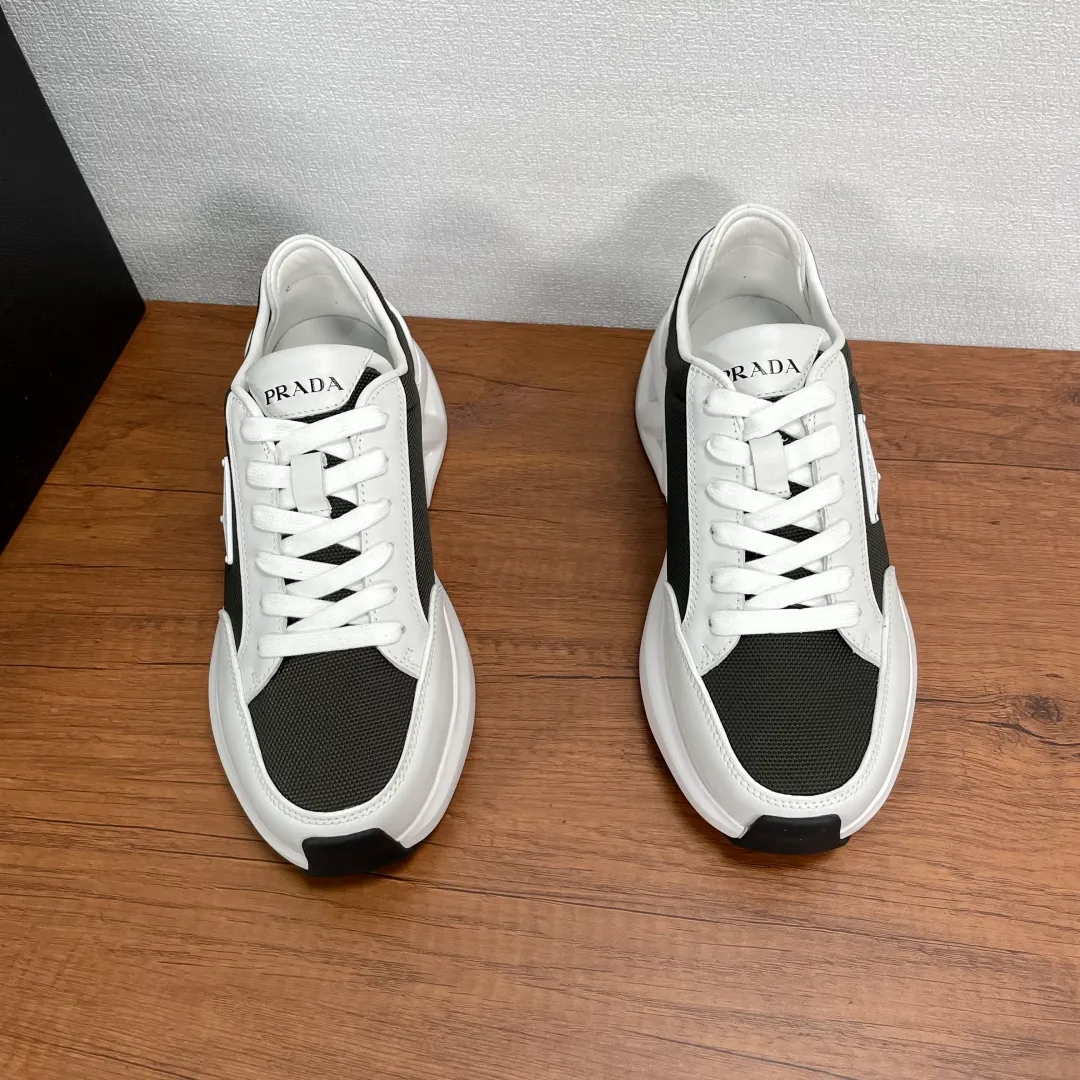 💰720 Code: YS003342 Prada/Prada men's new mesh stitching sneakers. This sneaker presents a modern version, reinterpreting the brand's archive style with clean lines and smooth details. The shoes are made of calf leather and technical fabric, with a triangular metal logo on the outside, bright TPU decoration on the heel, and a longer and padded inner heel design for a more comfortable fit. The tongue is decorated with a silk-screen logo, and is paired with a hollow rubber sole on the heel. The full cowhide lining comes standard with logo cowhide foot pads, making the upper foot taller, more comfortable, and versatile! Comes with full original packaging! Code number: 39-40-41-42-43-44 Standard leather shoe size (45 can be customized and returns are not supported) Item number: 2EE918 mesh dark green